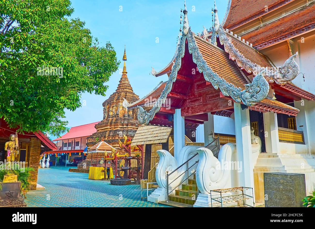 L'ancienne brique de relief chedi de Wat Jedlin (Chetlin) est cachée derrière le bâtiment ubosot avec beau porche, surmonté d'un toit en pignon, Chiang Mai, Banque D'Images