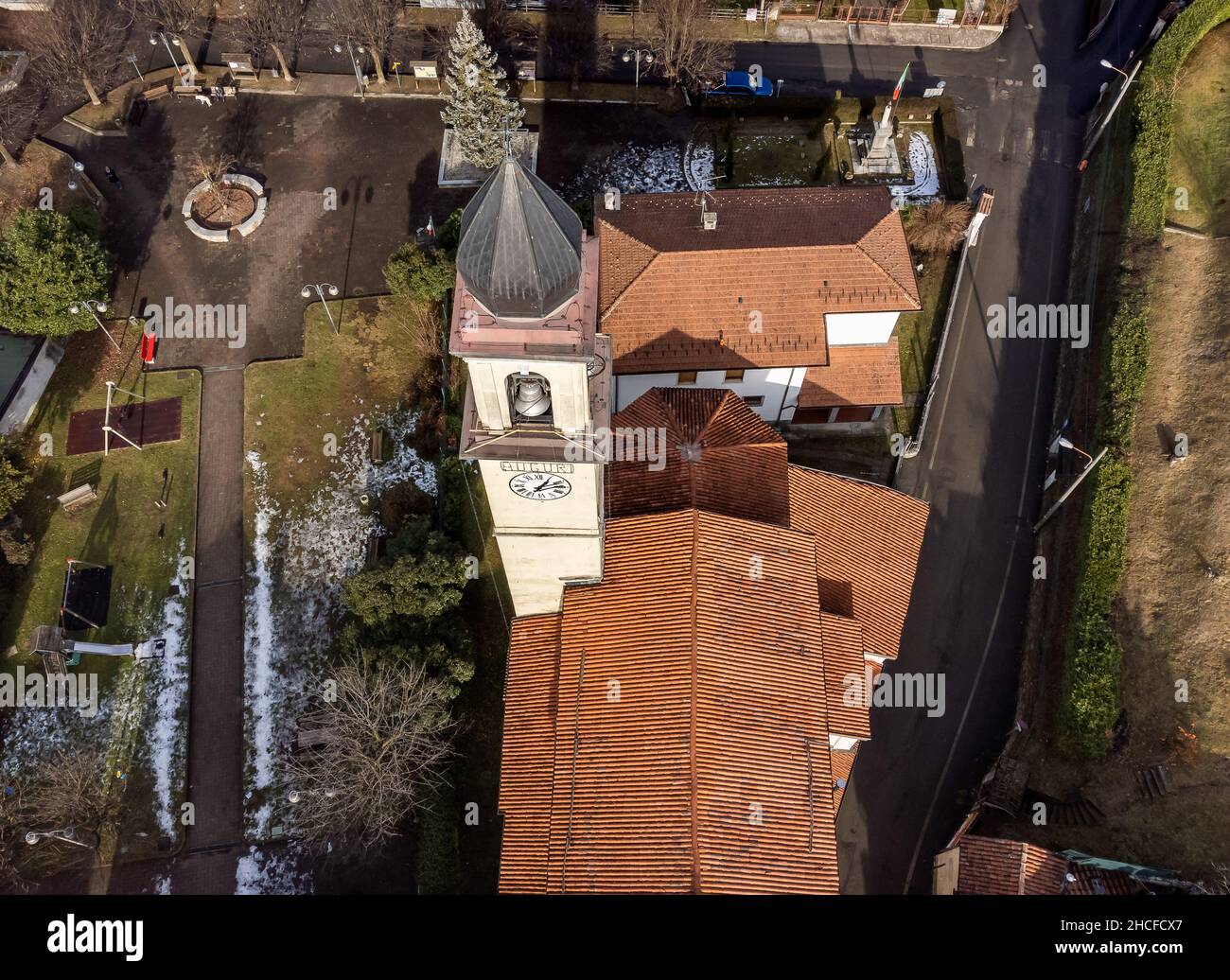 Vue aérienne du clocher de l'église Ippolito et Cassiano à Cassano Valcuvia, province de Varèse, Lombardie, Italie Banque D'Images