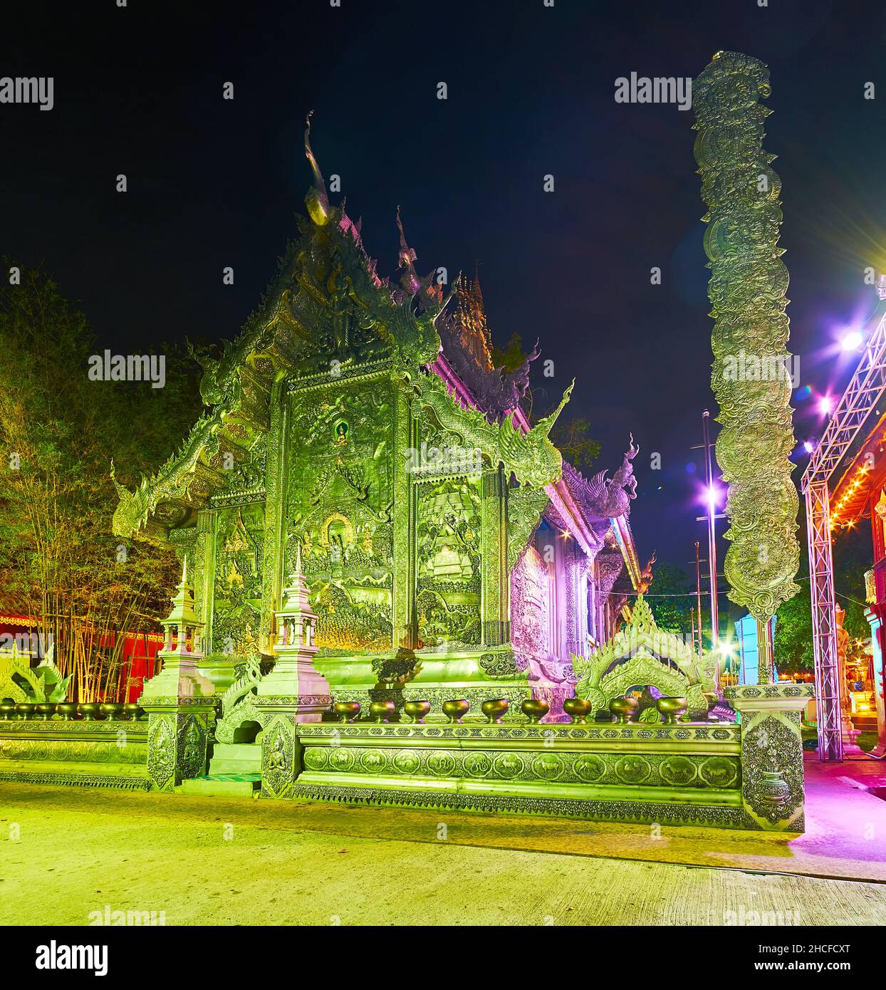 Les lumières lumineuses du soir décorent l'arrière du Temple d'argent (Wat Sri Suphan) et le pilier bouddhiste à côté, Chiang Mai, Thaïlande Banque D'Images