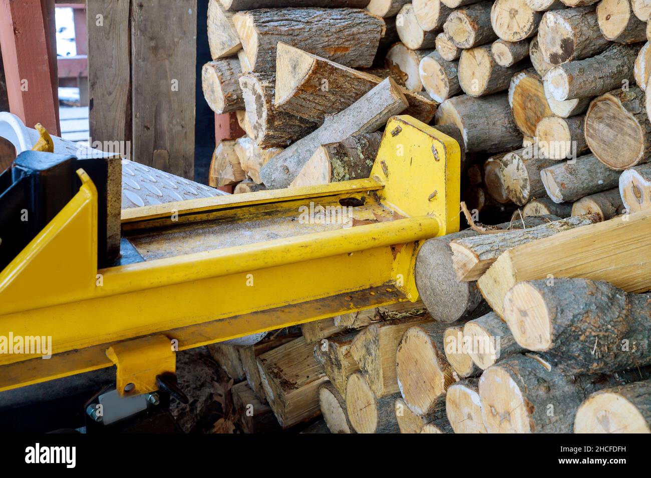 Machine de séparation avec fendant le bois de chauffage Banque D'Images