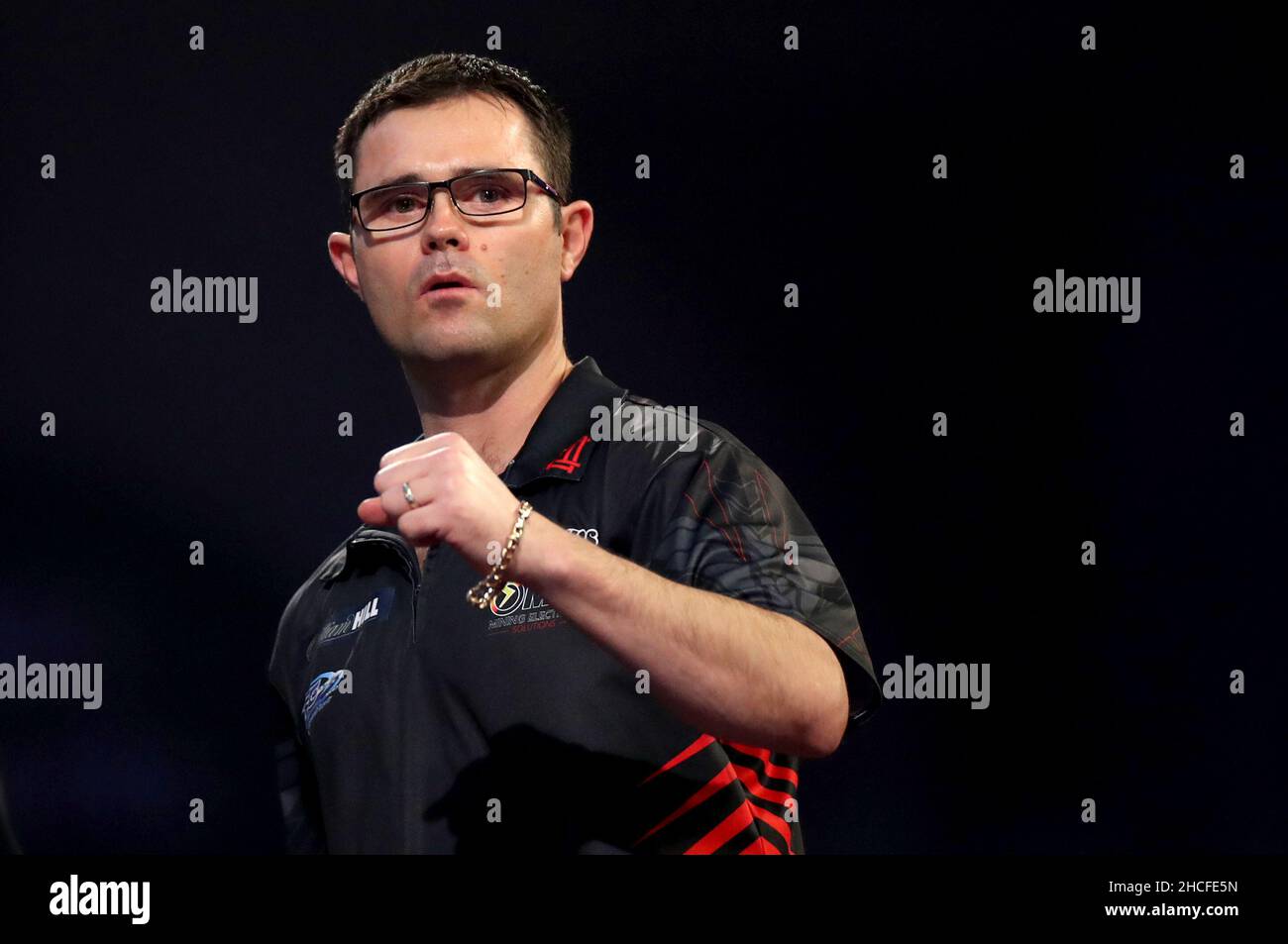 Damon Heta célèbre contre Peter Wright au cours du onze jour du Championnat du monde des fléchettes William Hill à Alexandra Palace, Londres.Date de la photo: Mardi 28 décembre 2021. Banque D'Images