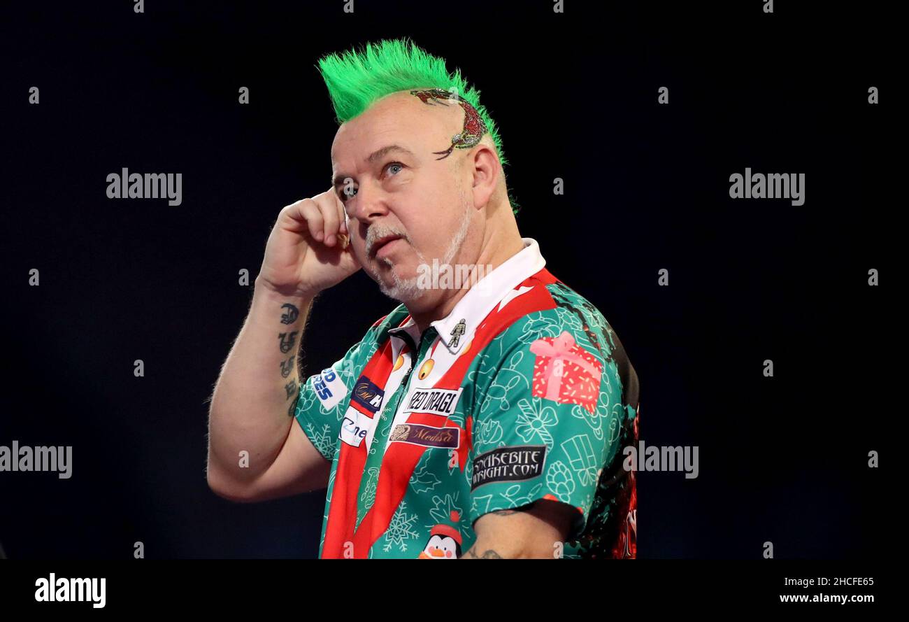 Peter Wright réagit contre Damon Heta au cours de la 11e journée du Championnat du monde des fléchettes William Hill à Alexandra Palace, Londres.Date de la photo: Mardi 28 décembre 2021. Banque D'Images