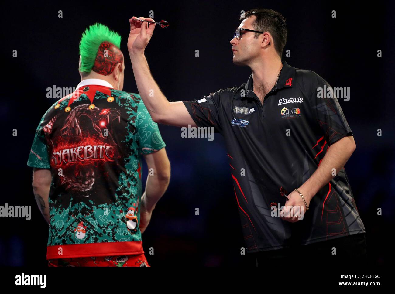 Damon Heta en action contre Peter Wright au cours du onze jour du Championnat du monde des fléchettes William Hill à Alexandra Palace, Londres.Date de la photo: Mardi 28 décembre 2021. Banque D'Images