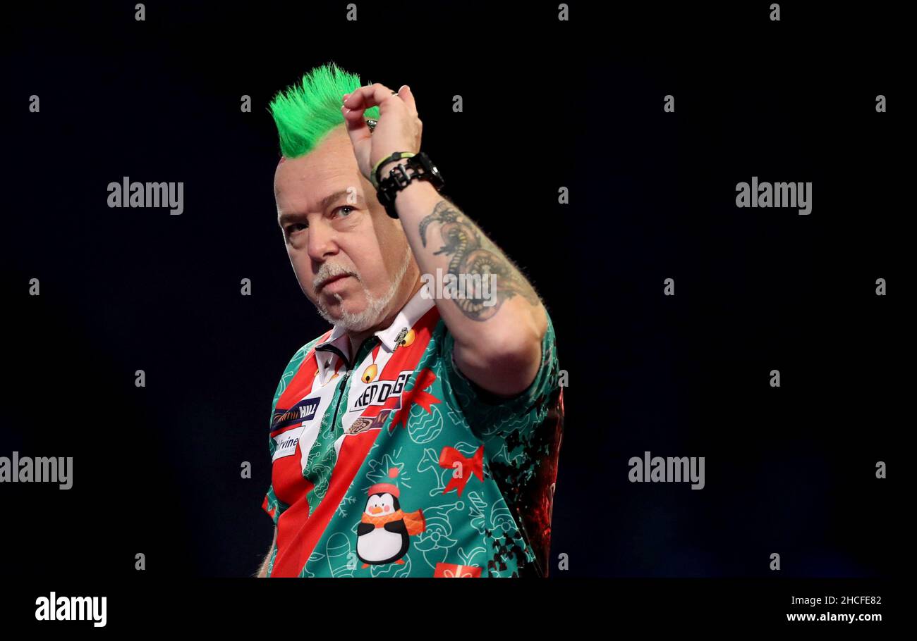 Peter Wright réagit contre Damon Heta au cours de la 11e journée du Championnat du monde des fléchettes William Hill à Alexandra Palace, Londres.Date de la photo: Mardi 28 décembre 2021. Banque D'Images