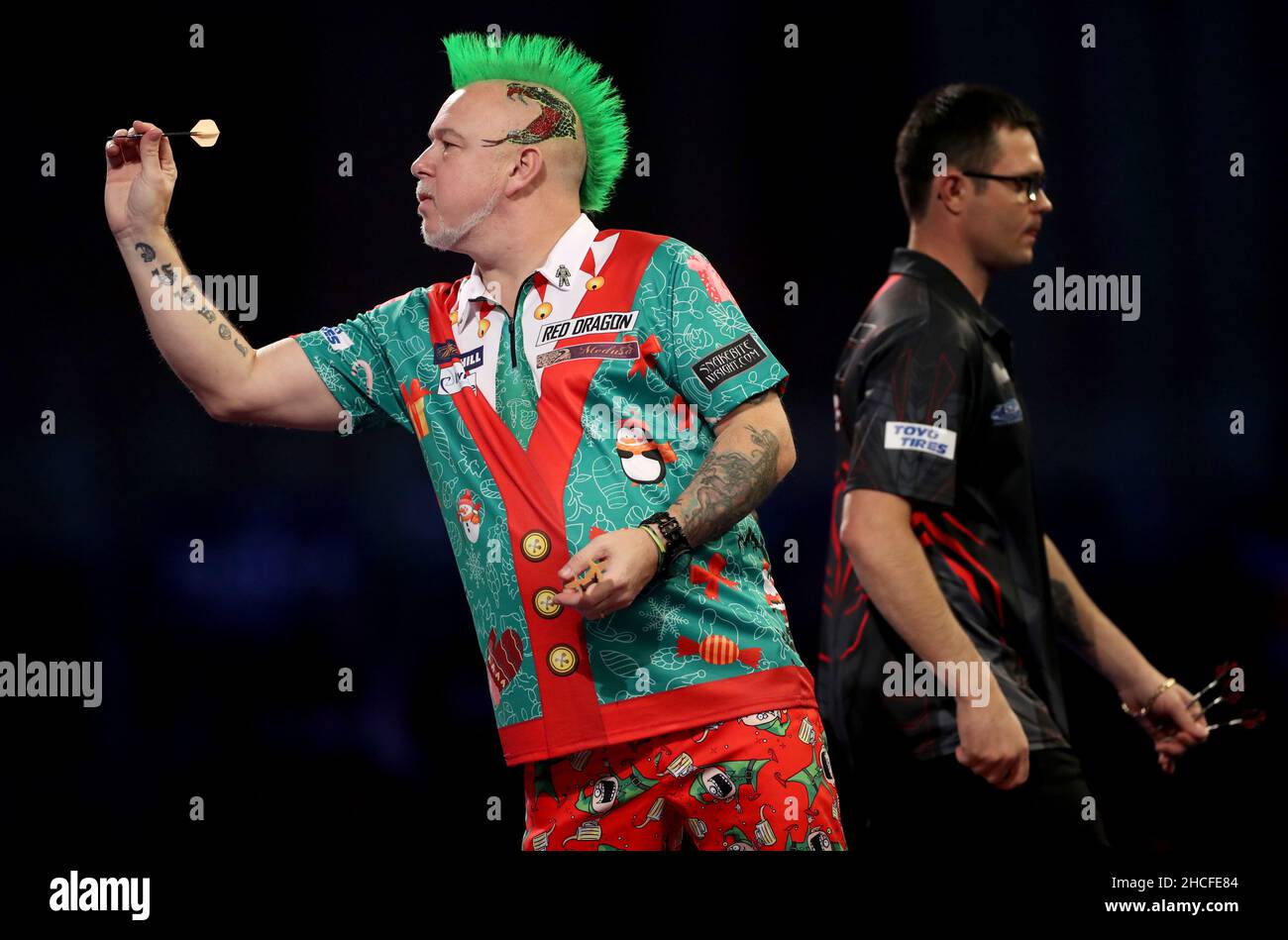 Peter Wright en action contre Damon Heta pendant le onze jour du Championnat du monde des fléchettes William Hill à Alexandra Palace, Londres.Date de la photo: Mardi 28 décembre 2021. Banque D'Images