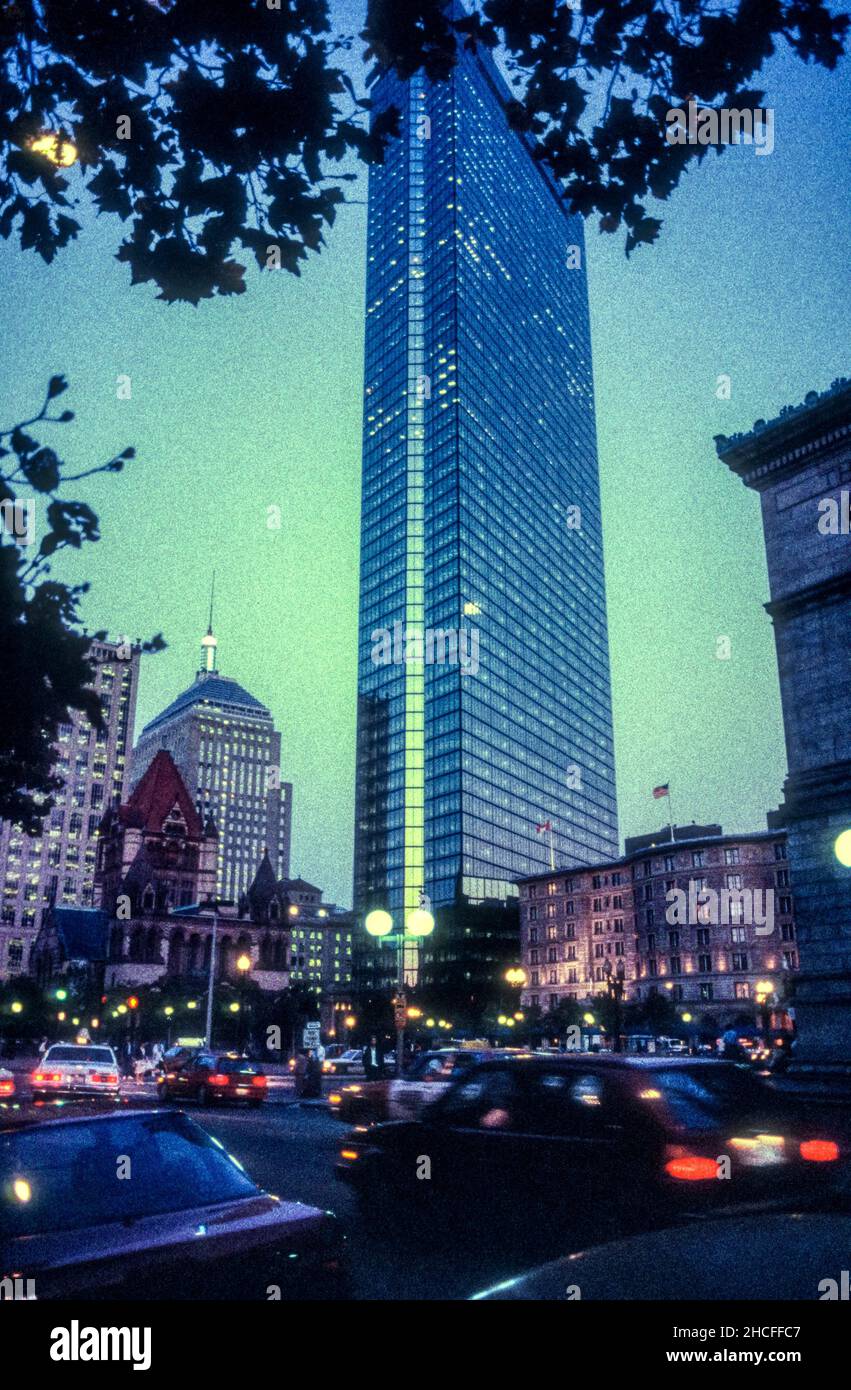 1990 image d'archive de la Tour John Hancock et de Copley Square, Boston, Massachusetts. Banque D'Images