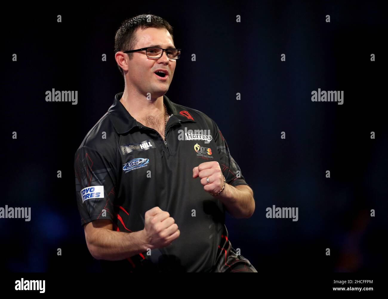 Damon Heta célèbre contre Peter Wright au cours du onze jour du Championnat du monde des fléchettes William Hill à Alexandra Palace, Londres.Date de la photo: Mardi 28 décembre 2021. Banque D'Images