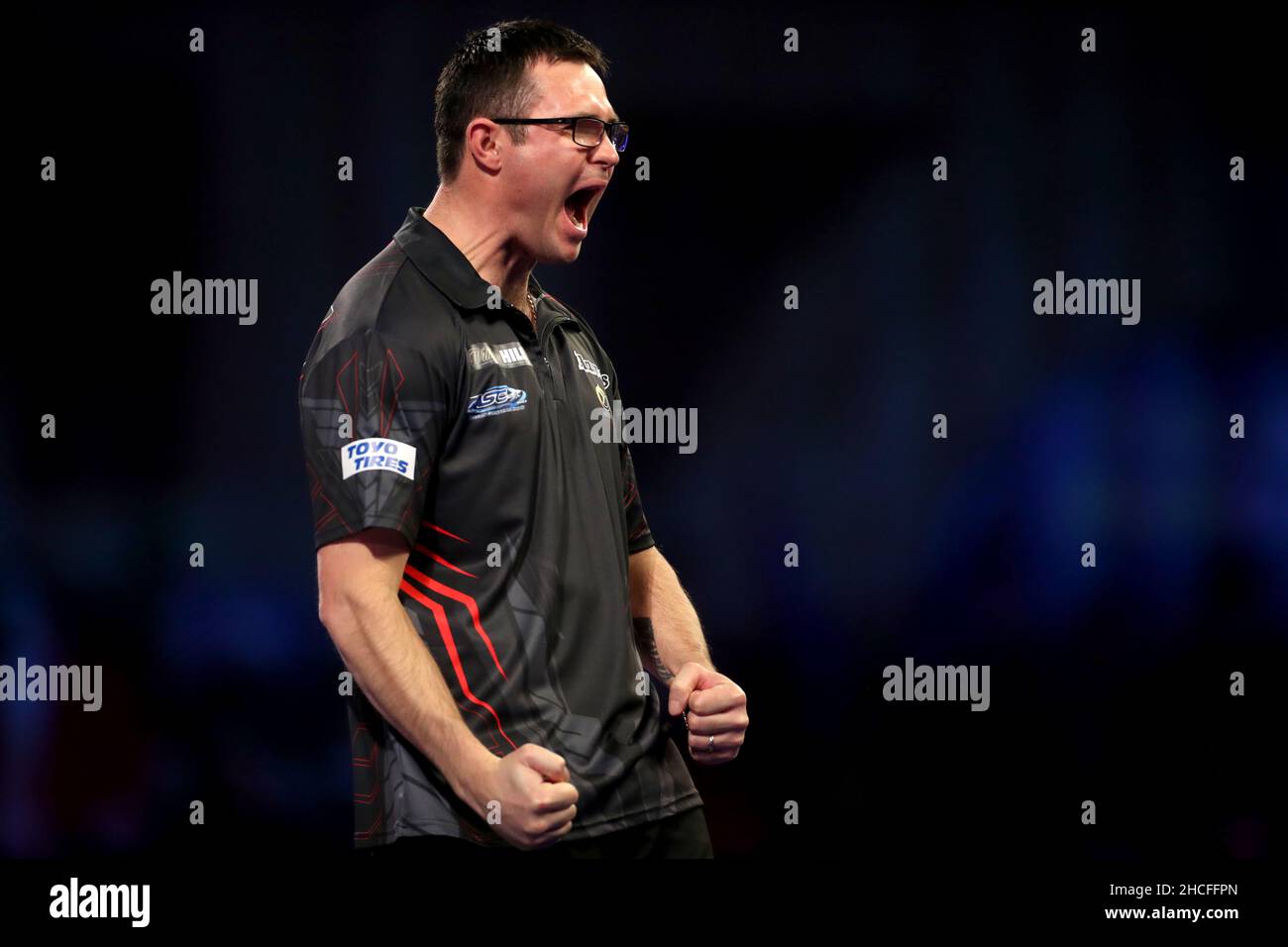 Damon Heta célèbre contre Peter Wright au cours du onze jour du Championnat du monde des fléchettes William Hill à Alexandra Palace, Londres.Date de la photo: Mardi 28 décembre 2021. Banque D'Images
