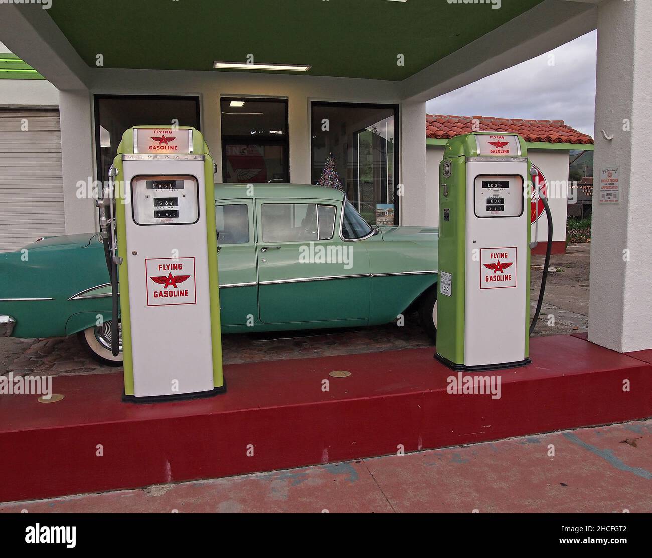 Pompes à essence vintage à Niles Flying A, anciennement Solon Brothers station-service maintenant un lieu de club social de voiture vintage dans le quartier Niles de Fremont, Californie Banque D'Images