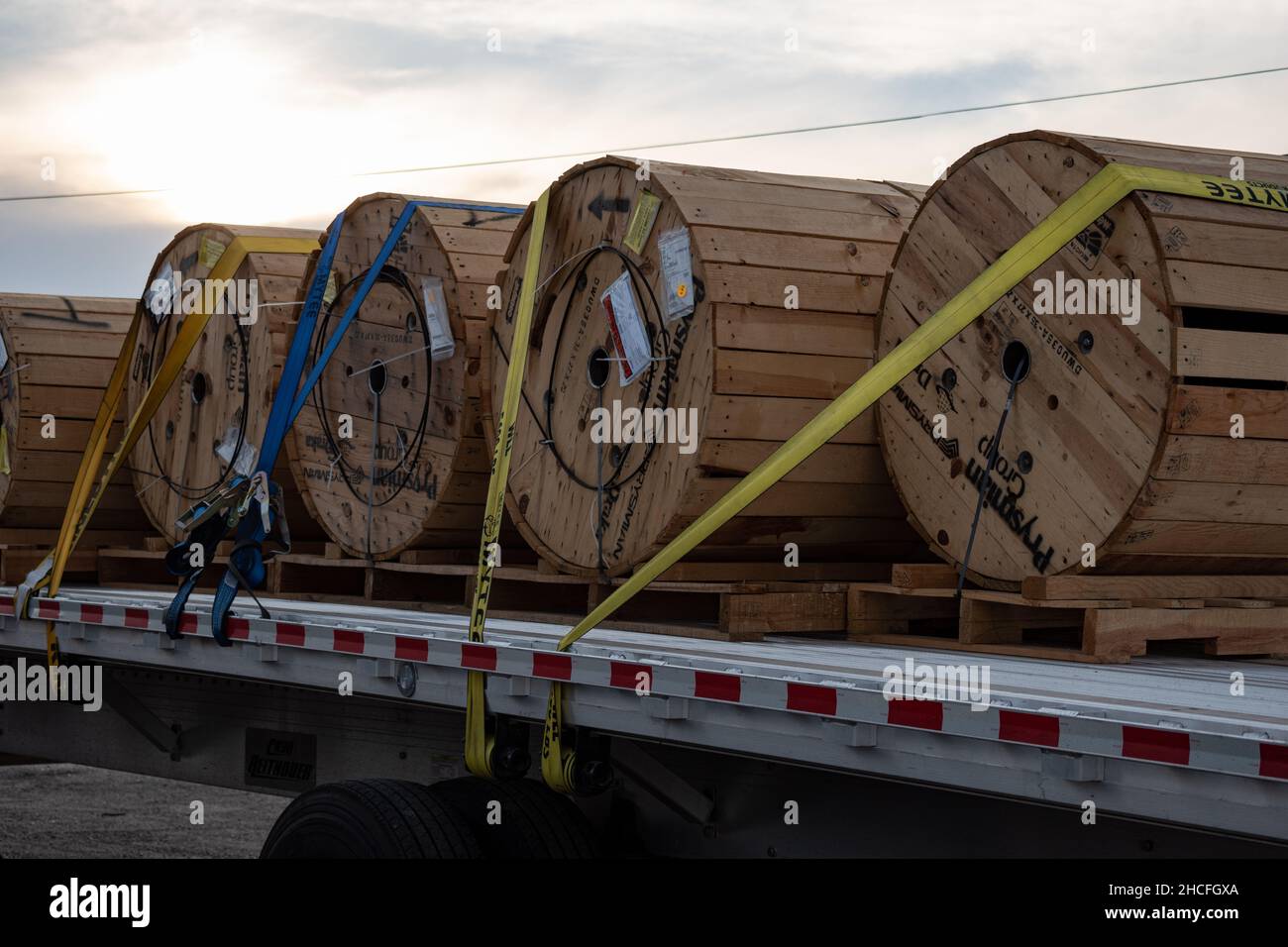 Vue des conteneurs en bois sur un porte-roue Banque D'Images
