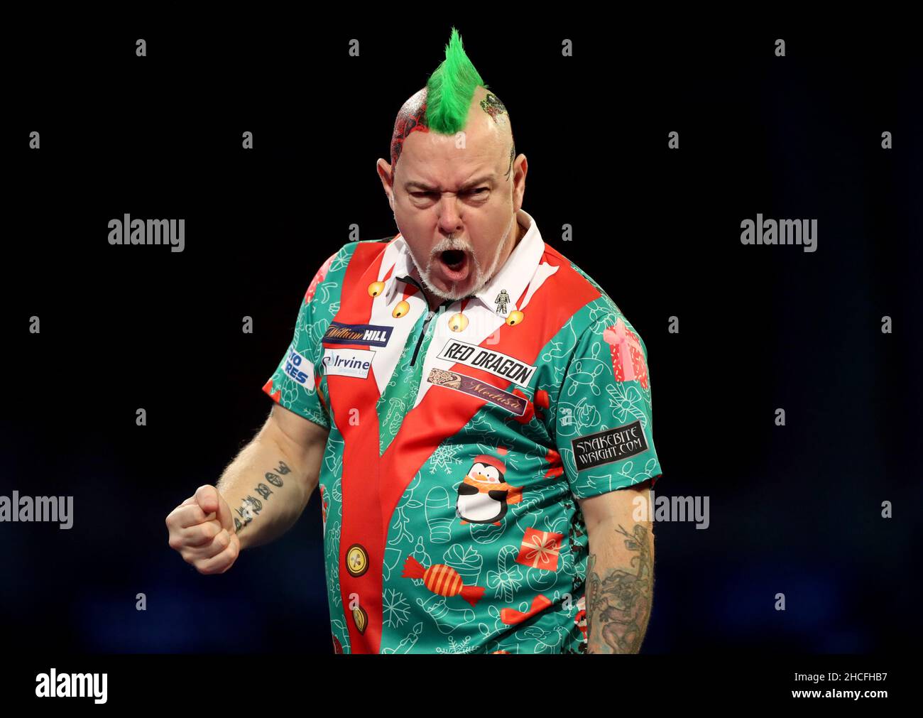 Peter Wright célèbre contre Damon Heta au cours du 11e jour du Championnat du monde des fléchettes William Hill à Alexandra Palace, Londres.Date de la photo: Mardi 28 décembre 2021. Banque D'Images