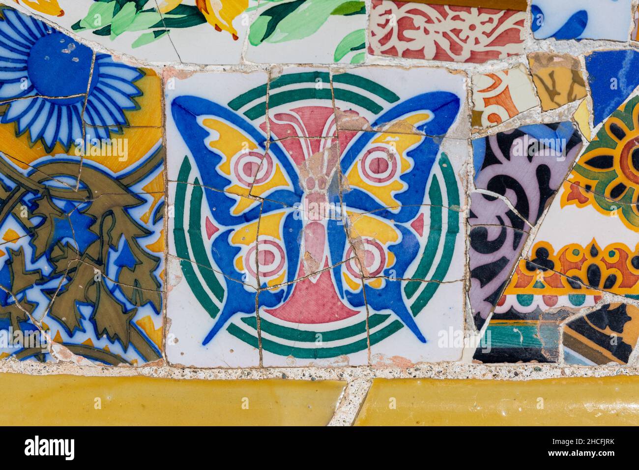 Gaudi mosaïque colorée et emblématique sur la terrasse principale du Parc Guell, Barcelone Banque D'Images