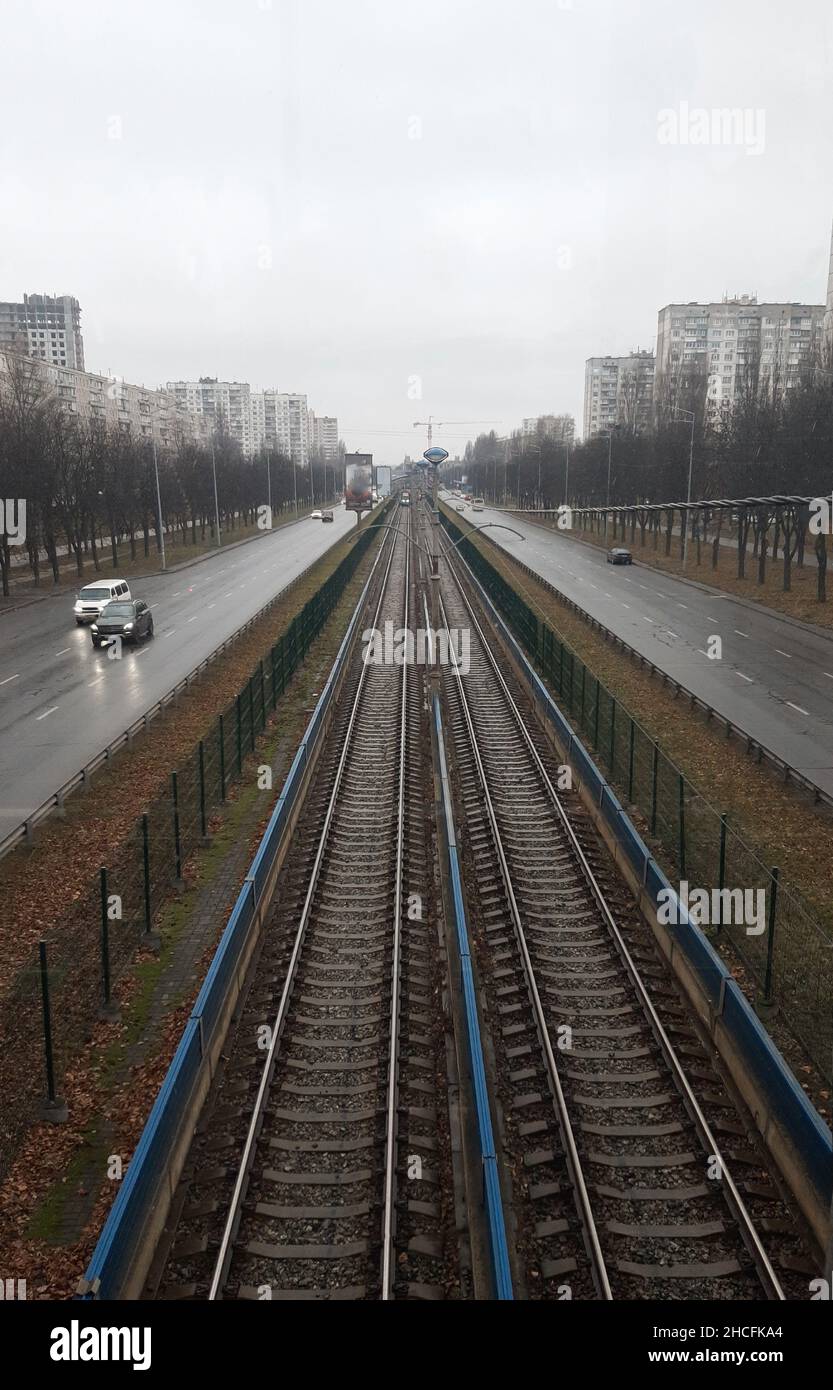 Les voies de transport en commun de la ville sont photographiées sous un angle élevé.Bâtiments de grande hauteur sur les côtés Banque D'Images