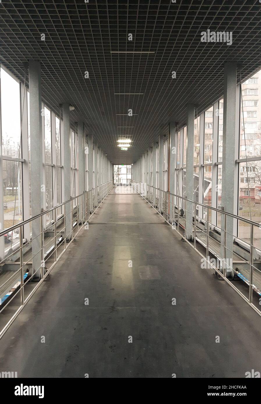 Couloir vide - passage supérieur avec murs en verre et en métal de haute technologie Banque D'Images