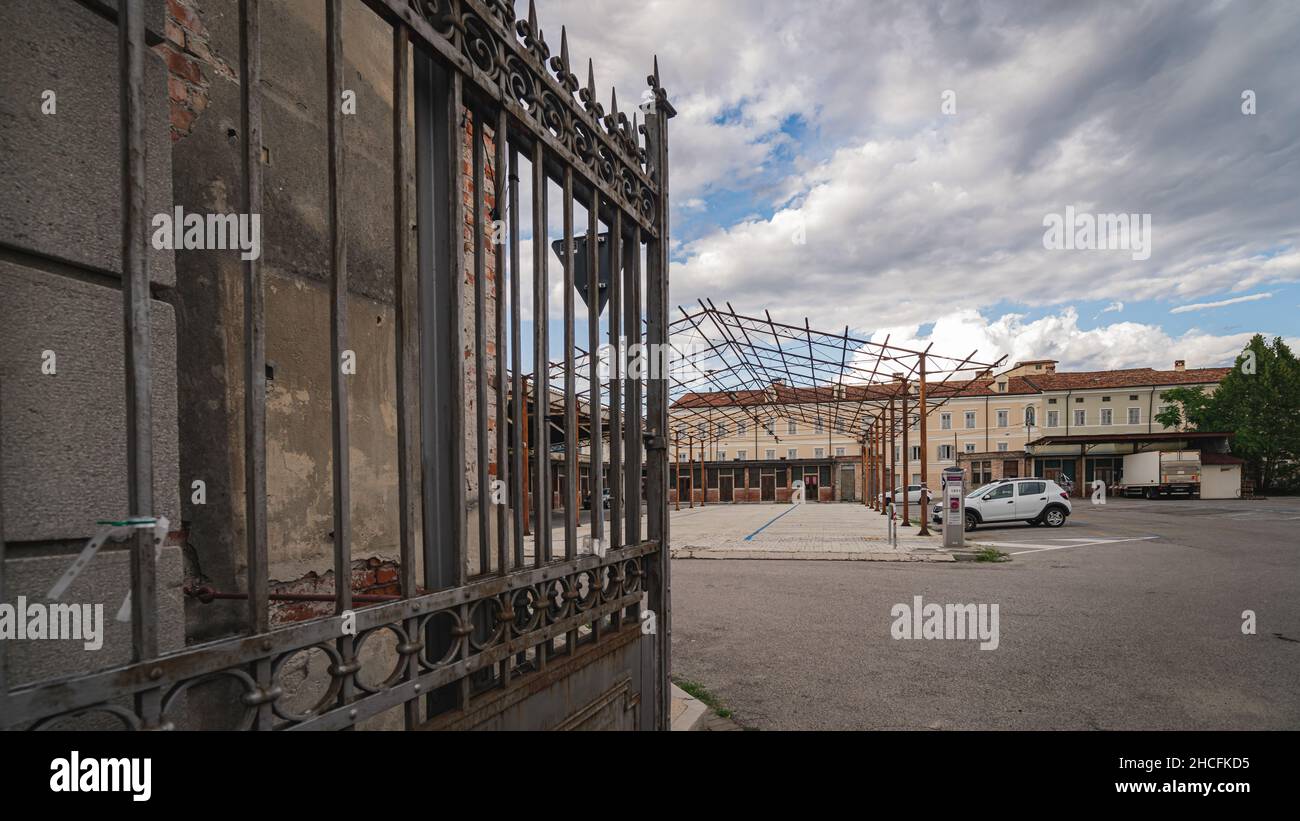 Belle vue sur une rue urbaine par jour nuageux à Nova Gorica, en Slovénie Banque D'Images
