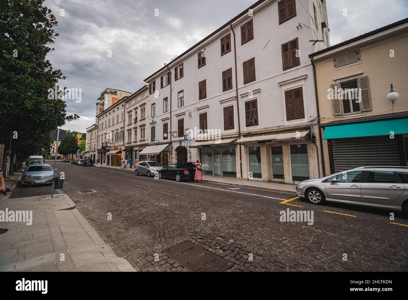 Belle vue sur une rue urbaine de la ville de Nova Gorica, en Slovénie Banque D'Images