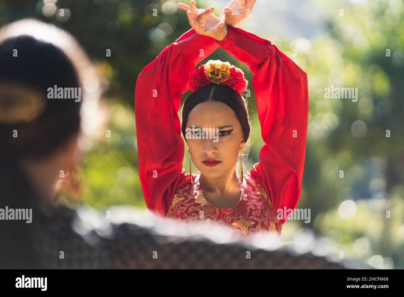 Concentrez-vous sur une danseuse de flamenco qui se présente devant une autre femme Banque D'Images