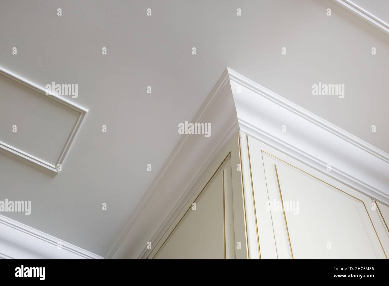 Détail de la corniche de plafond d'angle avec moulures couronnées complexes  Photo Stock - Alamy
