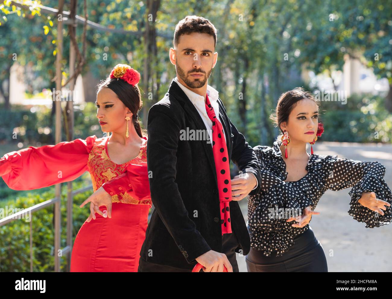 Trois personnes en robe traditionnelle flamenco danse flamenco en plein air Banque D'Images