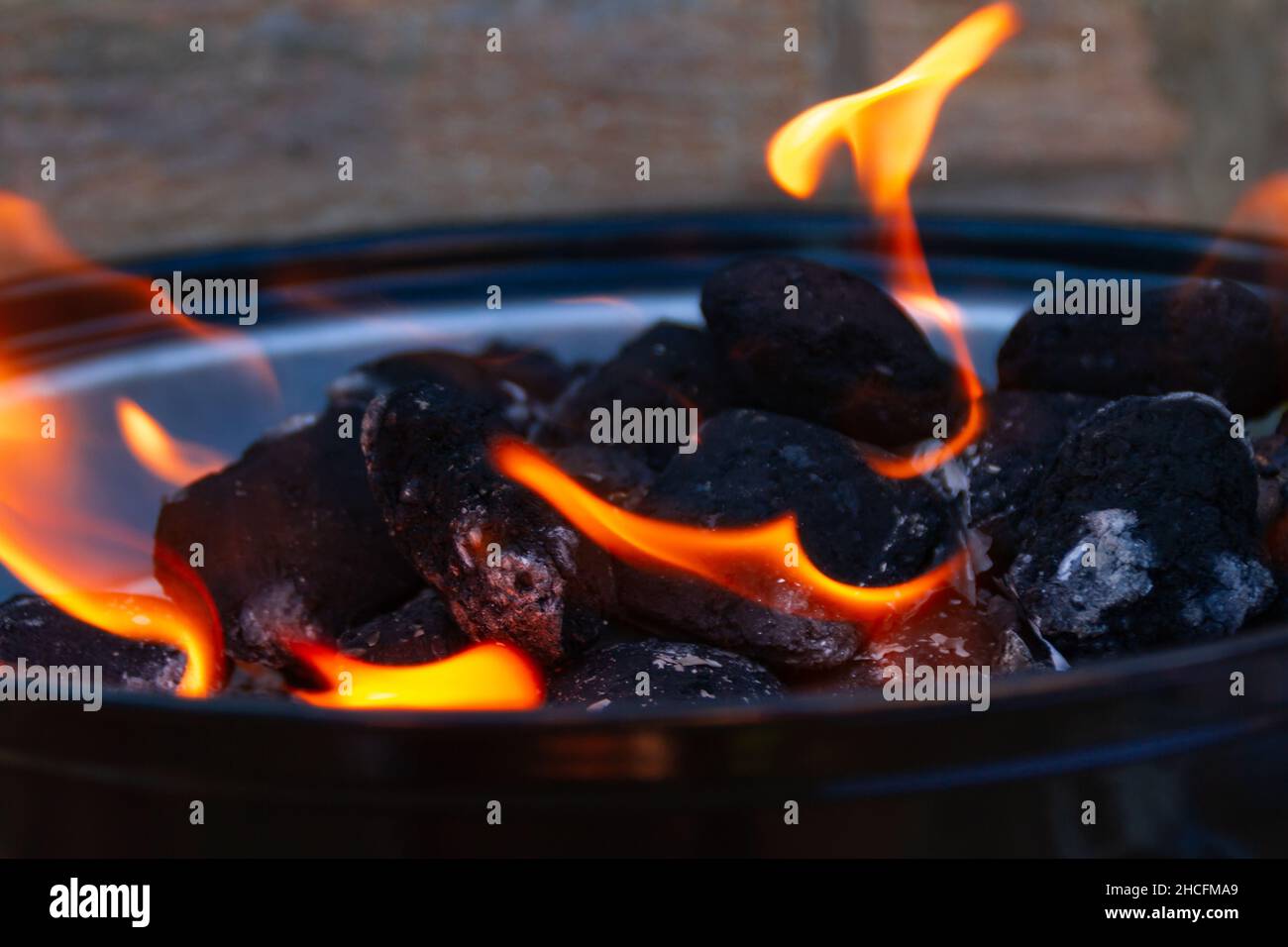 Des charbons barbecue brûlent sur un barbecue Banque D'Images