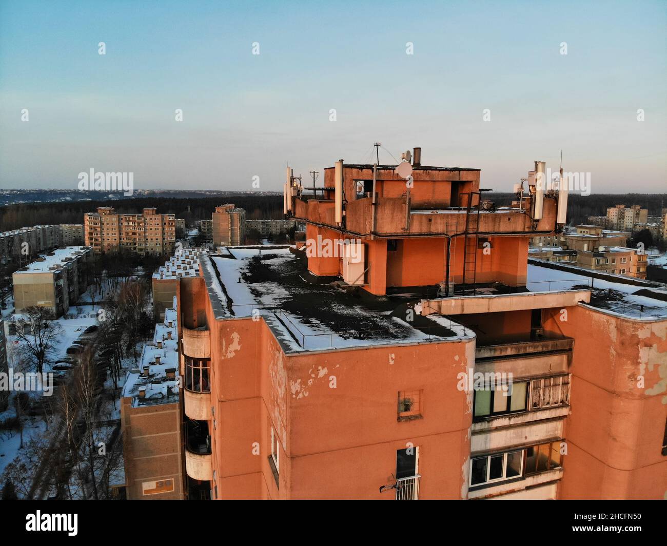 Vue aérienne des antennes GSM et de télécommunications sur le toit du bâtiment urbain à plusieurs étages Banque D'Images