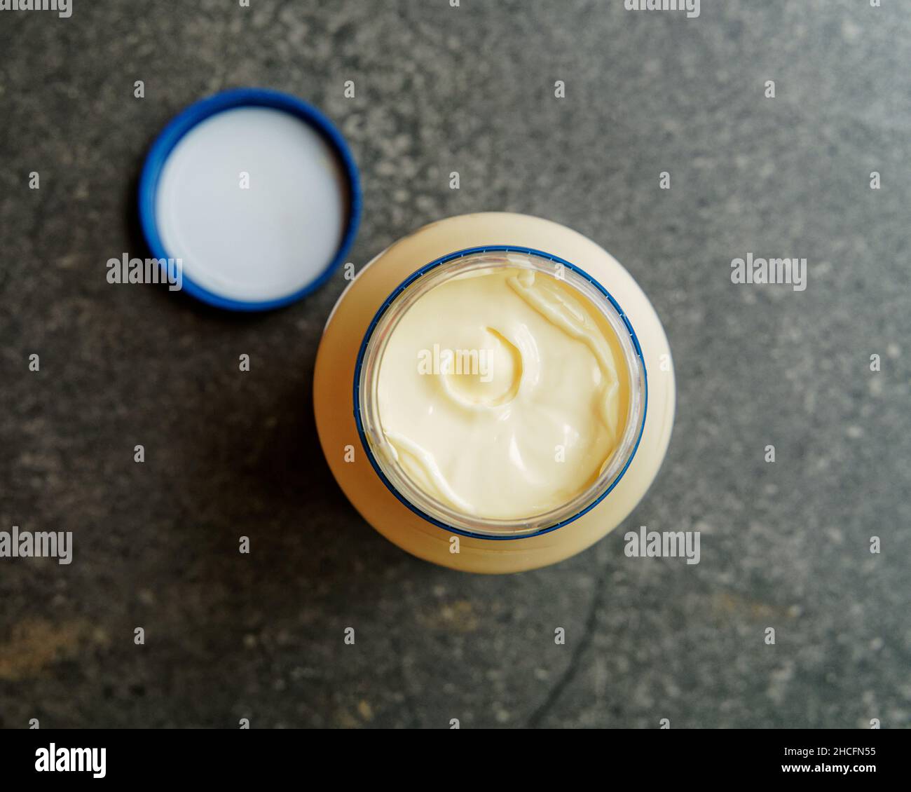 Le meilleur, le mamelon sur le dessus de la mayonnaise dans un récipient récemment ouvert. Banque D'Images