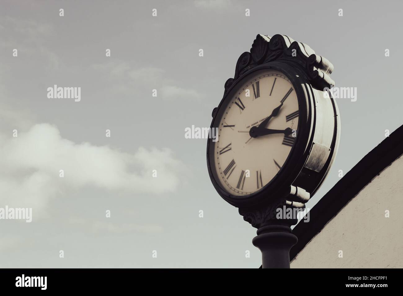Horloge avec fond ciel gris nuageux. Banque D'Images