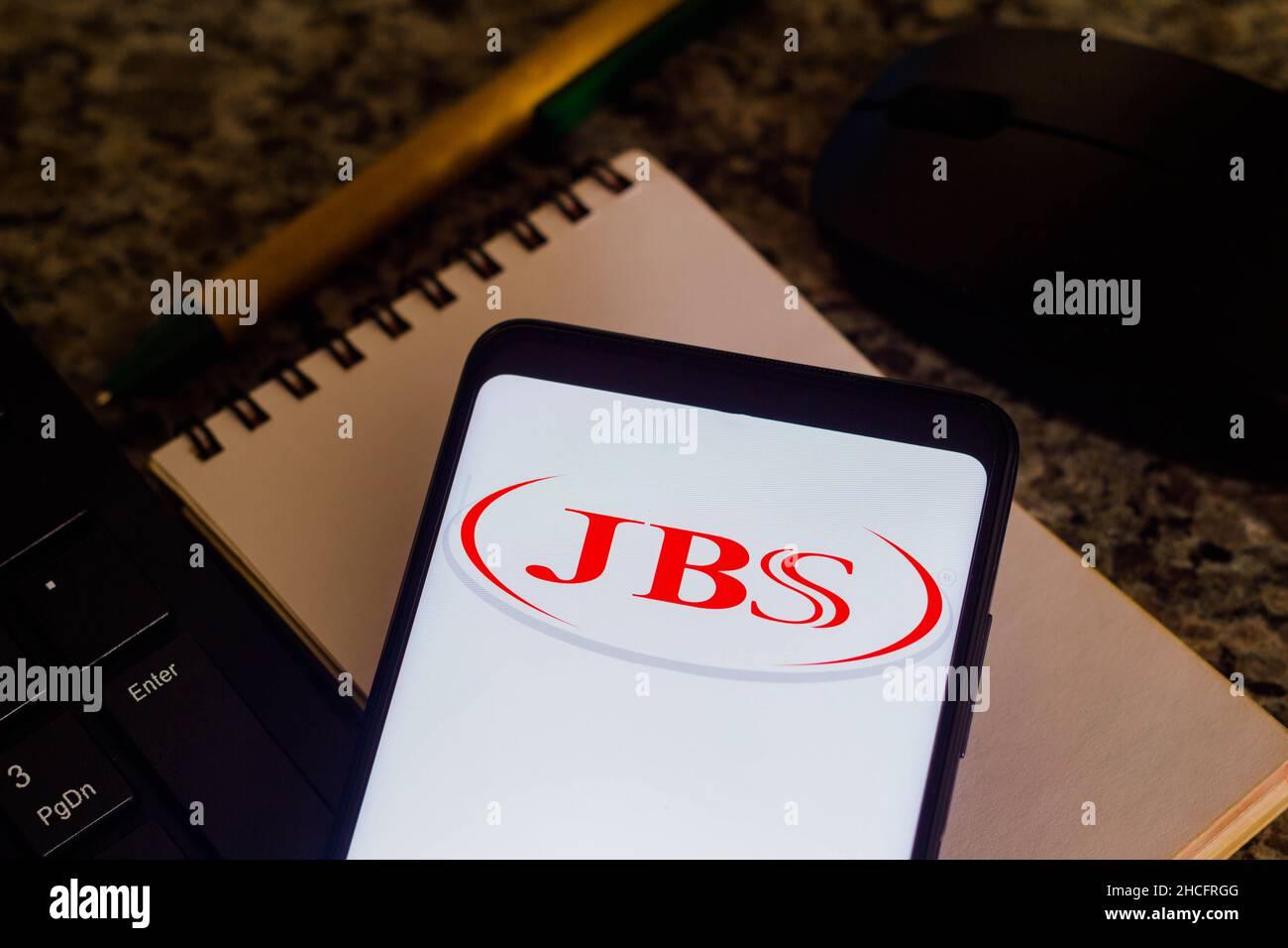 Brésil.28th décembre 2021.Sur cette photo, le logo JBS S.A. apparaît sur un smartphone.Crédit : SOPA Images Limited/Alamy Live News Banque D'Images