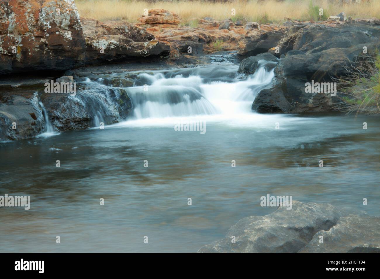 Belle vue sur les petites cascades qui coulent dans les rivières en Afrique du Sud Banque D'Images