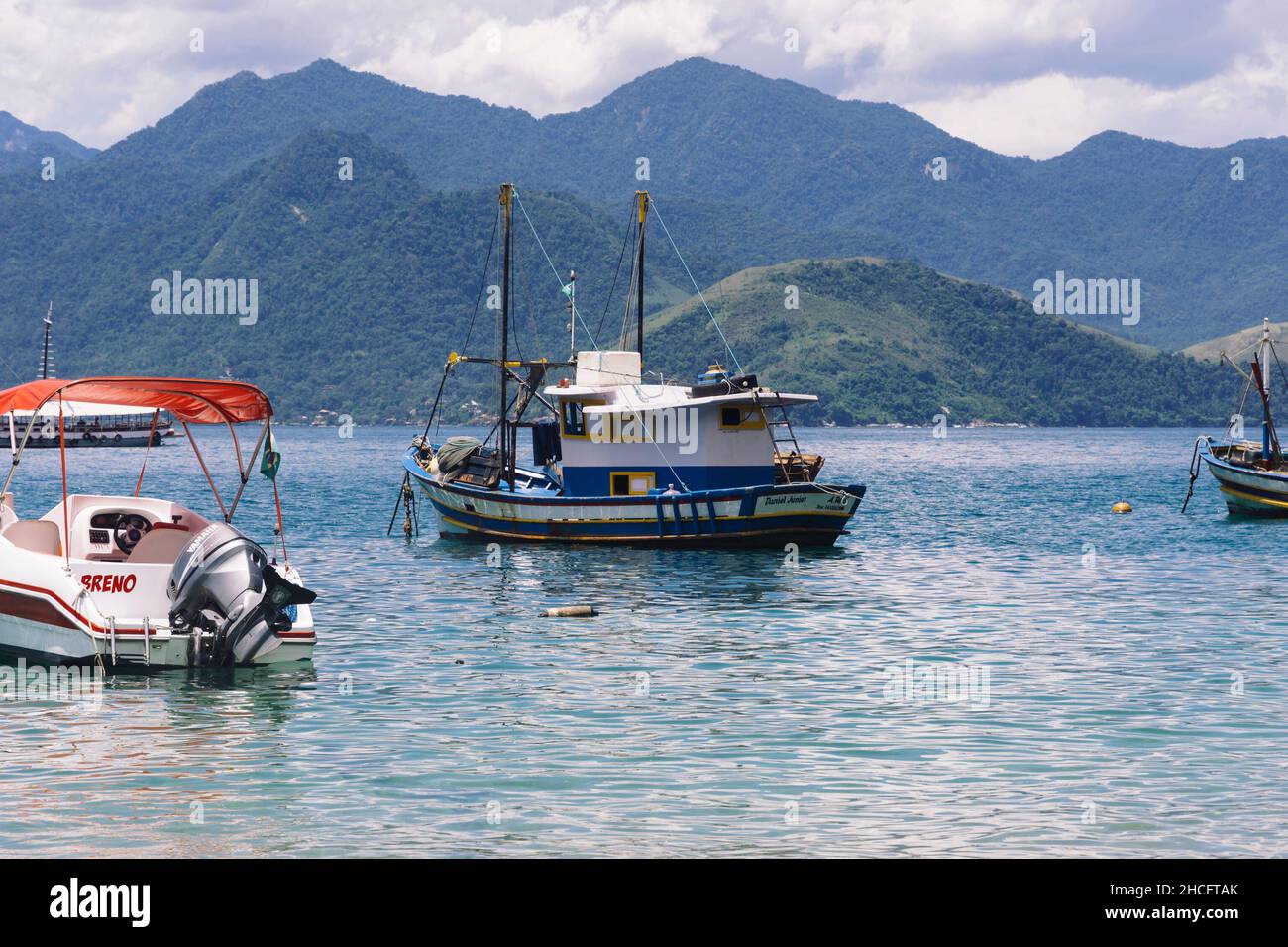 Bateaux à Angra dos Reis, Rio de Janeiro, Brésil Banque D'Images