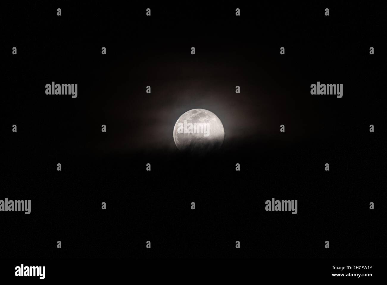 Pleine lune dans le ciel sombre Banque D'Images