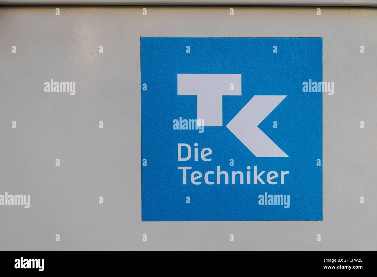 GIESSEN, ALLEMAGNE - 2021 04 09: Signe de l'assurance maladie Techniker Krankenkasse - TK - Die Techniker à Giessen, Allemagne Banque D'Images