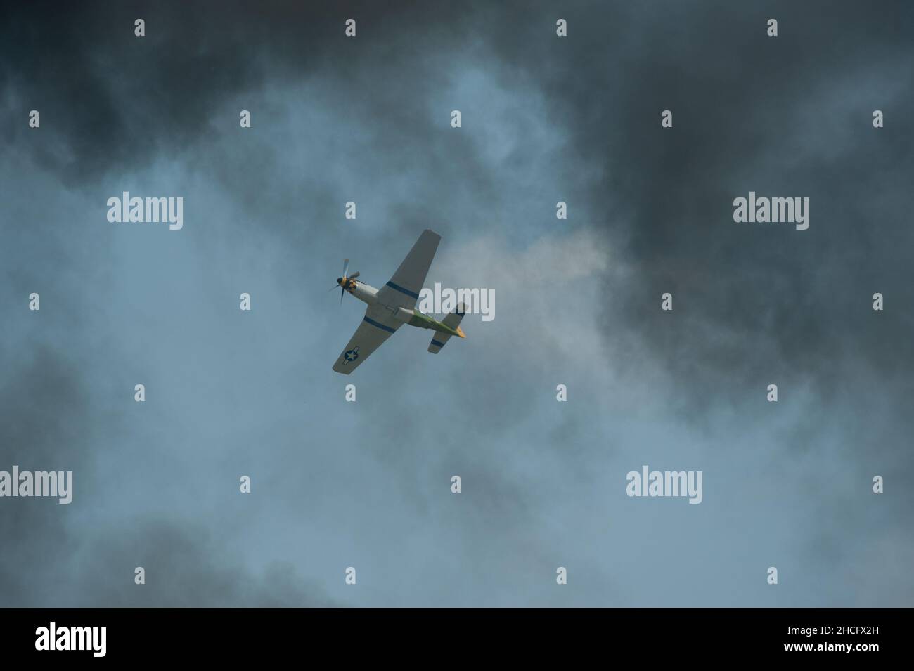 Avion volant dans un ciel nuageux à Oshkosh, États-Unis. Banque D'Images Avion volant dans un ciel nuageux à Oshkosh, États-Unis. Banque D'Images