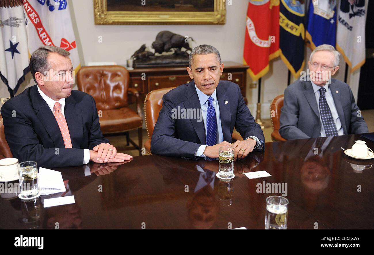 16 novembre 2012 - Washington, D.C. - le président américain Barack Obama, flanqué du président de la Chambre John Boehner (L) et du chef de la majorité au Sénat Harry Reid(R), prononce un discours bipartisan de dirigeants du Congrès dans la salle Roosevelt de la Maison Blanche le 16 novembre 2012 à Washington, DC. Crédit photo: Olivier Douliery/Pool/Sipa USA Banque D'Images