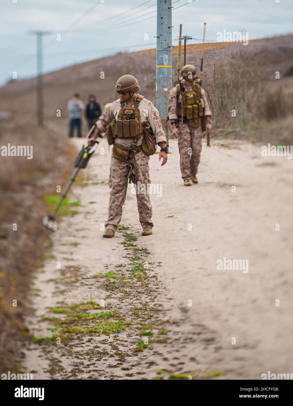 Sergent d'état-major des Marines des États-UnisSebastian Torres (à gauche) et Sgt.Tyler Jones, techniciens en élimination d'engins explosifs avec 1st explosives Ordnance Disposing Company, 7th Engineer support Battalion, 1st Marine Logistics Group, balayent pour des bombes lors de l'entraînement de scénario à Camp Pendleton Californie, 13 décembre 2021.Cette formation permet aux techniciens de la fin de journée de se familiariser avec les outils et les techniques utilisés pour localiser et rendre des dispositifs explosifs improvisés sûrs.(É.-U.Photo du corps marin par Cpl.William Redding) Banque D'Images