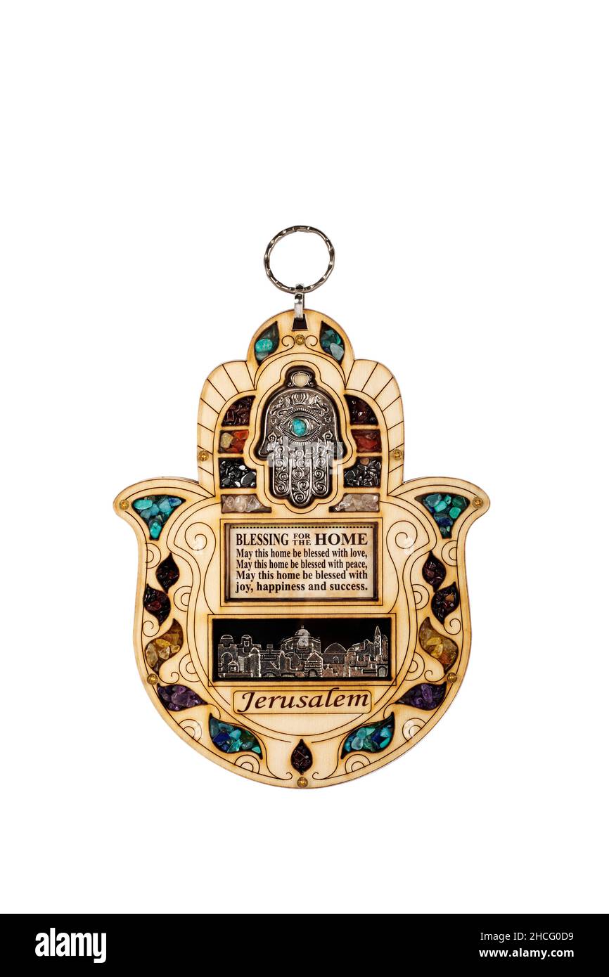 Hamsa en bois pour la bénédiction avec des pierres colorées isolées sur fond blanc Banque D'Images