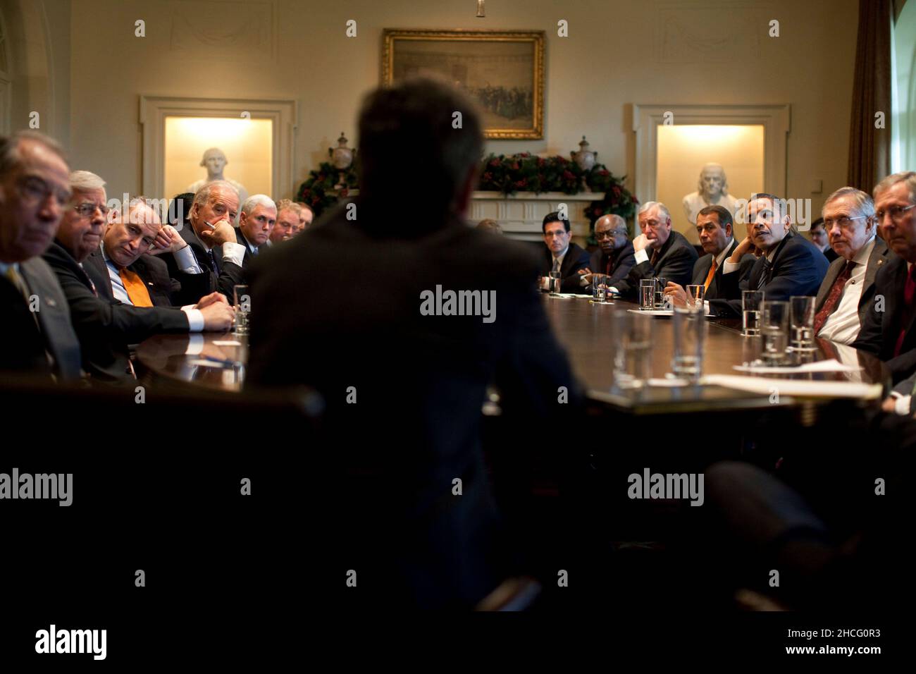 Washington, DC - 9 décembre 2009 -- le président des États-Unis Barack Obama et les leaders bipartites du Congrès écoutent le secrétaire américain au Trésor Timothy Geithner lors d'une réunion dans la salle du Cabinet de la Maison Blanche, le mercredi 9 décembre 2009.De gauche à droite : le sénateur américain Chuck Grassley (républicain de l'Iowa), le sénateur américain Mike Enzi (républicain du Wyoming), le sénateur américain Chuck Schumer (démocrate de New York), le vice-président Joseph Biden, non identifié, le représentant américain Chris Van Hollen (démocrate du Maryland), non identifié, le secrétaire Geithner, le représentant américain Eric Cantor (pub Banque D'Images