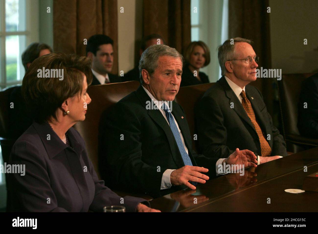 Le président des États-Unis George W. Bush rencontre le leadership bipartisan et bicaméral dans la salle du Cabinet de la Maison Blanche le 18 avril 2007.De gauche à droite : la Présidente de la Chambre des États-Unis Nancy Pelosi (démocrate de Californie), le Président Bush et le leader de la majorité au Sénat des États-Unis Harry Reid (démocrate du Nevada).Crédit : Dennis Brack/Pool via CNP Banque D'Images