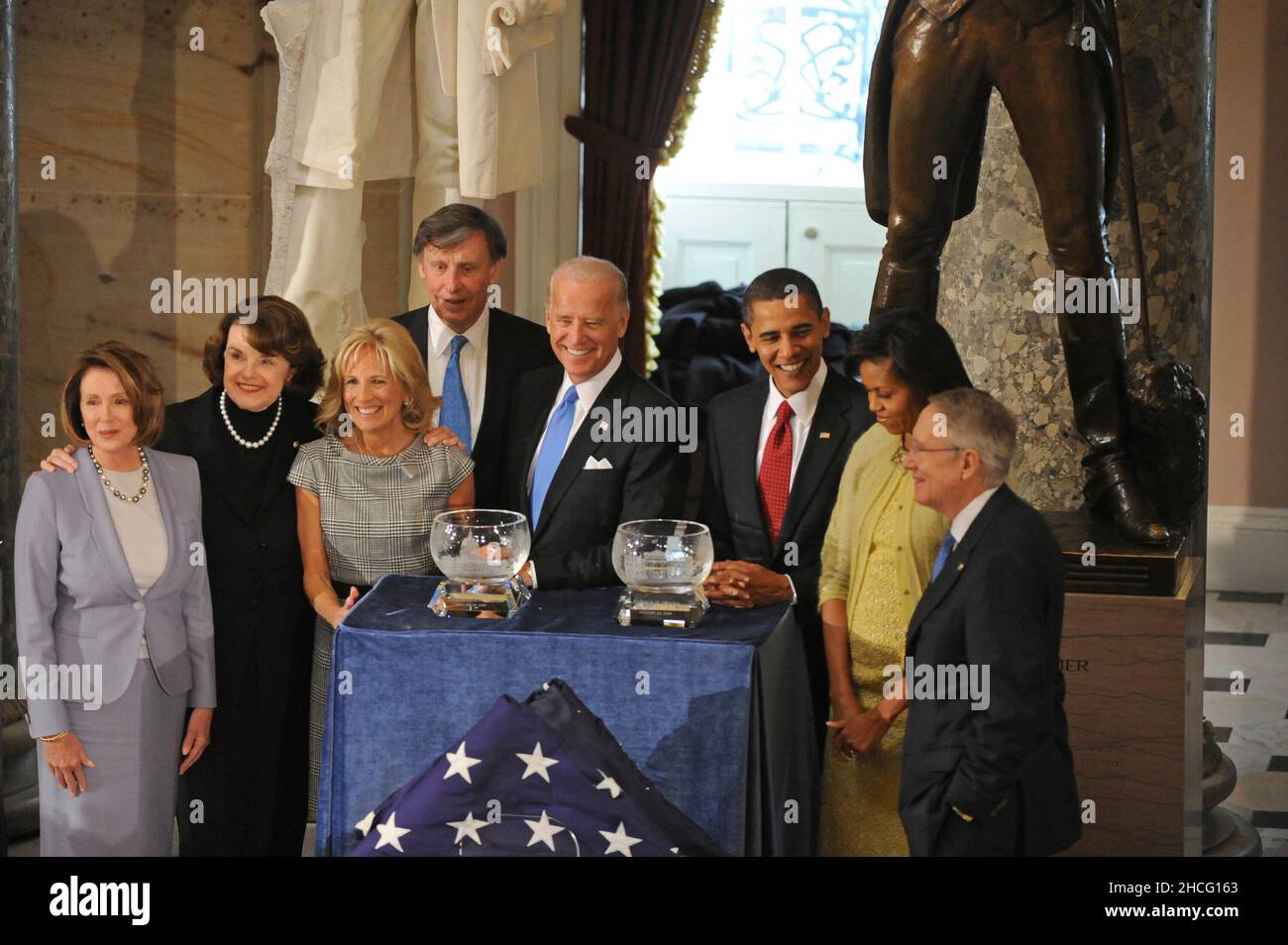 Washington, DC - le 20 janvier 2009 -- Présidente de la Chambre Nancy Pelosi (démocrate de Californie), la sénatrice américaine Diane Feinstein (démocrate de Californie), Jill Biden, le vice-président Joseph Biden, le président américain Barack Obama, la première dame Michelle Obama et le chef de la majorité au Sénat des États-Unis Harry Reid (démocrate du Nevada)Réception de bols commémoratifs au déjeuner à la statuaire Hall du Capitole des États-Unis à Washington DC après l'assermentation de Barack Obama en tant que président des États-Unis en 44th le 20 janvier 2009.Credit: Amanda Rivkin - Pool via CNP Banque D'Images