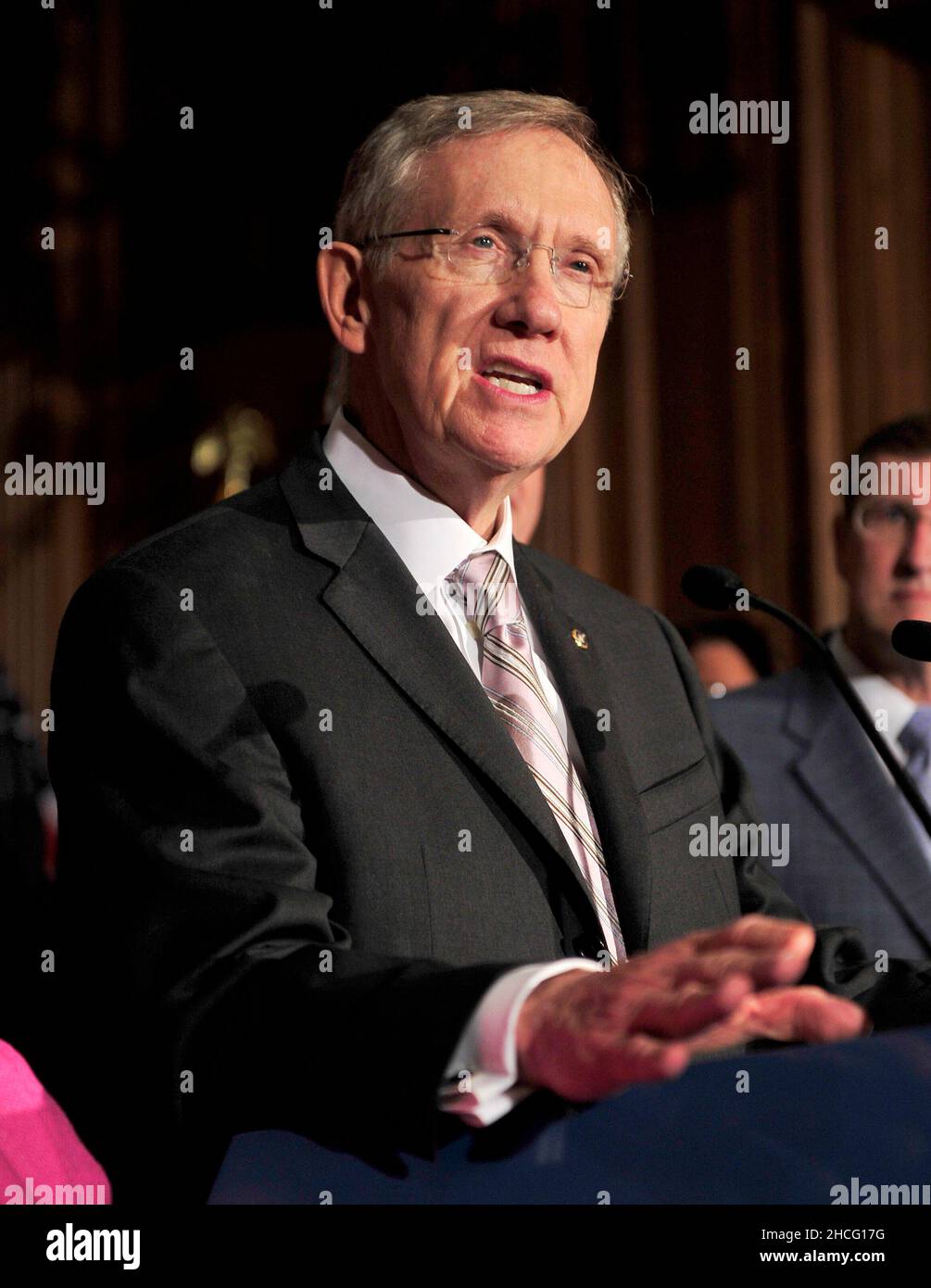 Washington, DC - le 25 mars 2010 -- le chef de la majorité au Sénat des États-Unis, Harry Reid (démocrate du Nevada), fait des remarques après que le Sénat américain ait adopté sa version du projet de loi sur la réforme des soins de santé le jeudi 25 mars 2010.Crédit : Ron Sachs/CNP Banque D'Images