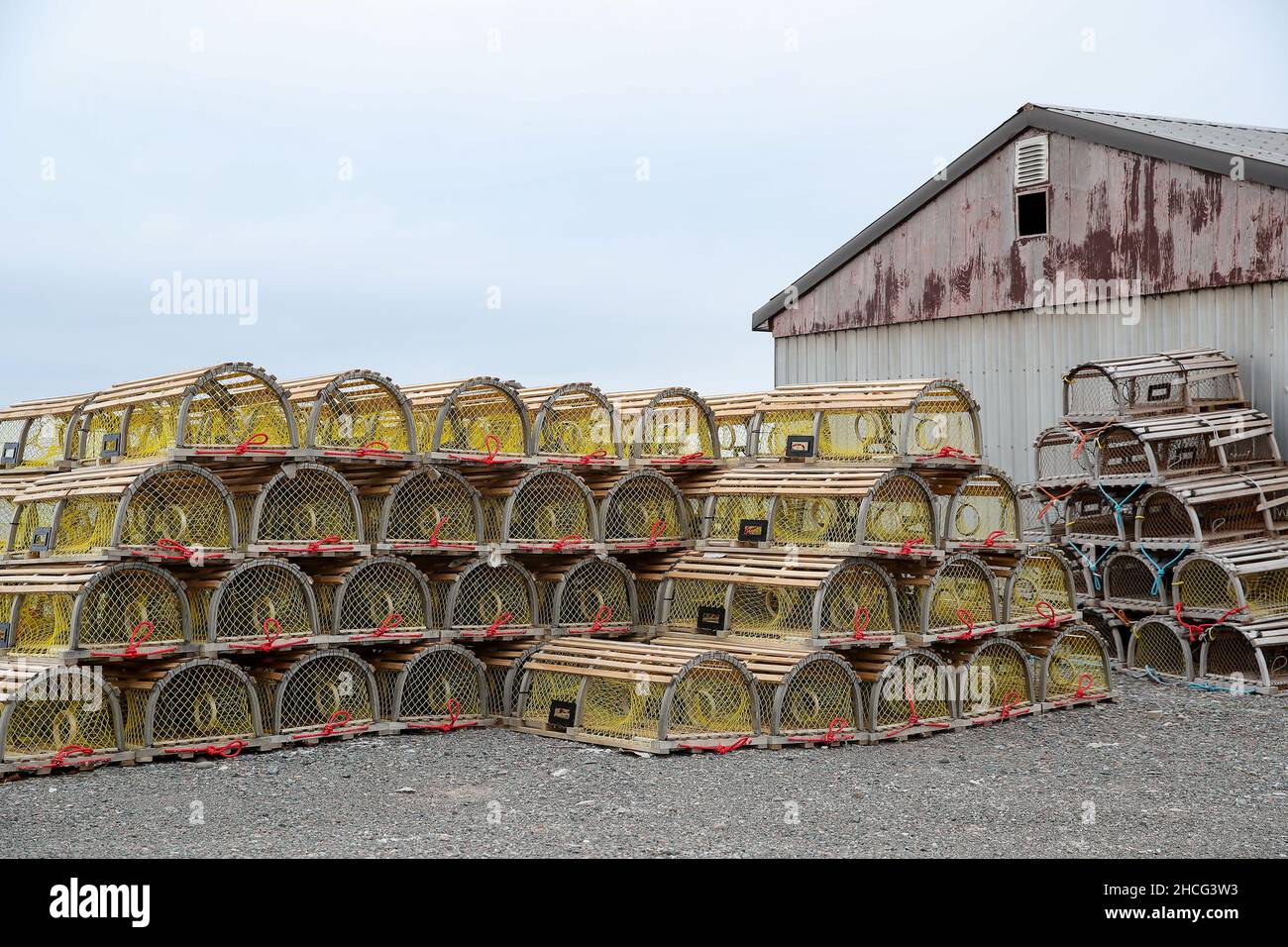 Morristown, Nouvelle-Écosse, Canada, décembre 25 2021.Casiers à crabe jaune en bois.Luke Durda/Alamy Banque D'Images