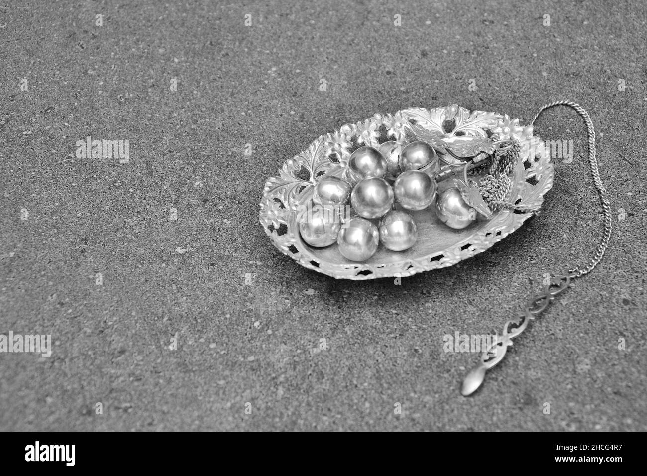 Attardani ou Fragrance Holder ou Rose Water Holder en argent original, studio shot, Pune, Maharashtra, Inde Banque D'Images