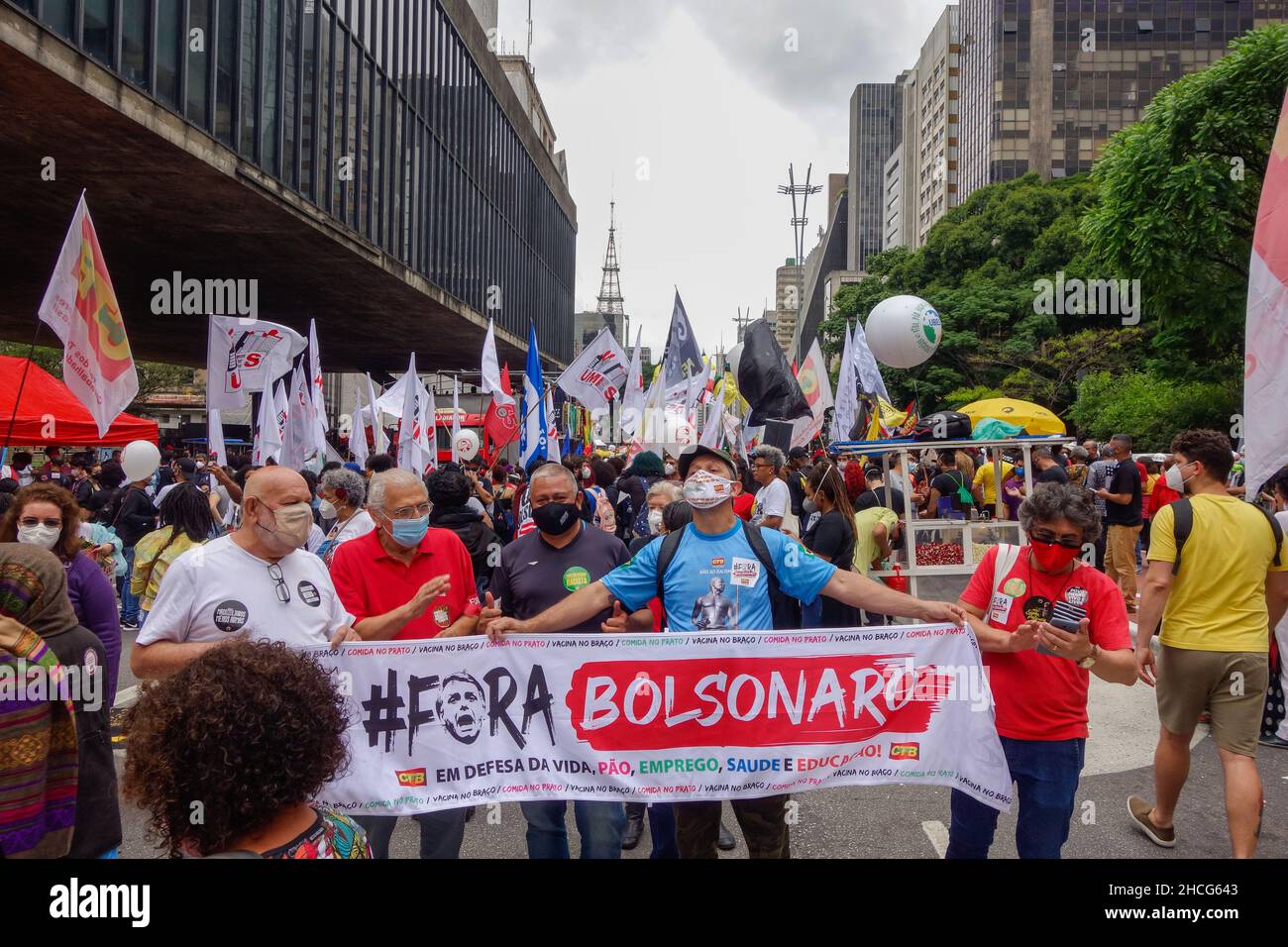 Fora Bolsonaro bannière de protestation contre le président brésilien dans l'avenue Paulista à Sao Paulo, Brésil Banque D'Images