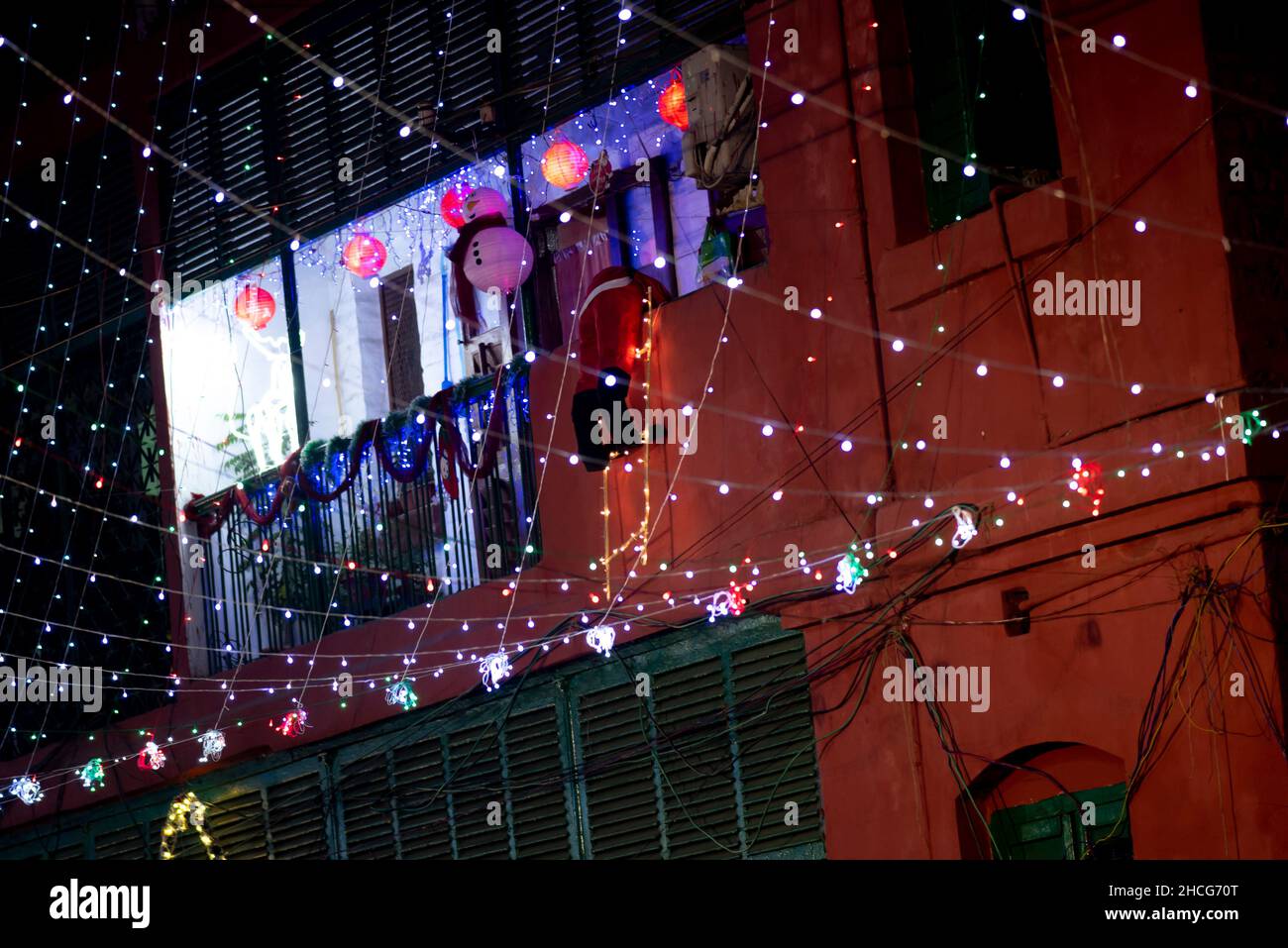 Caserne Bow à Kolkata, Inde - 26th décembre 2021.La maison est décorée pour Noël.Le Père Noël entre dans la maison sur le balcon. Banque D'Images