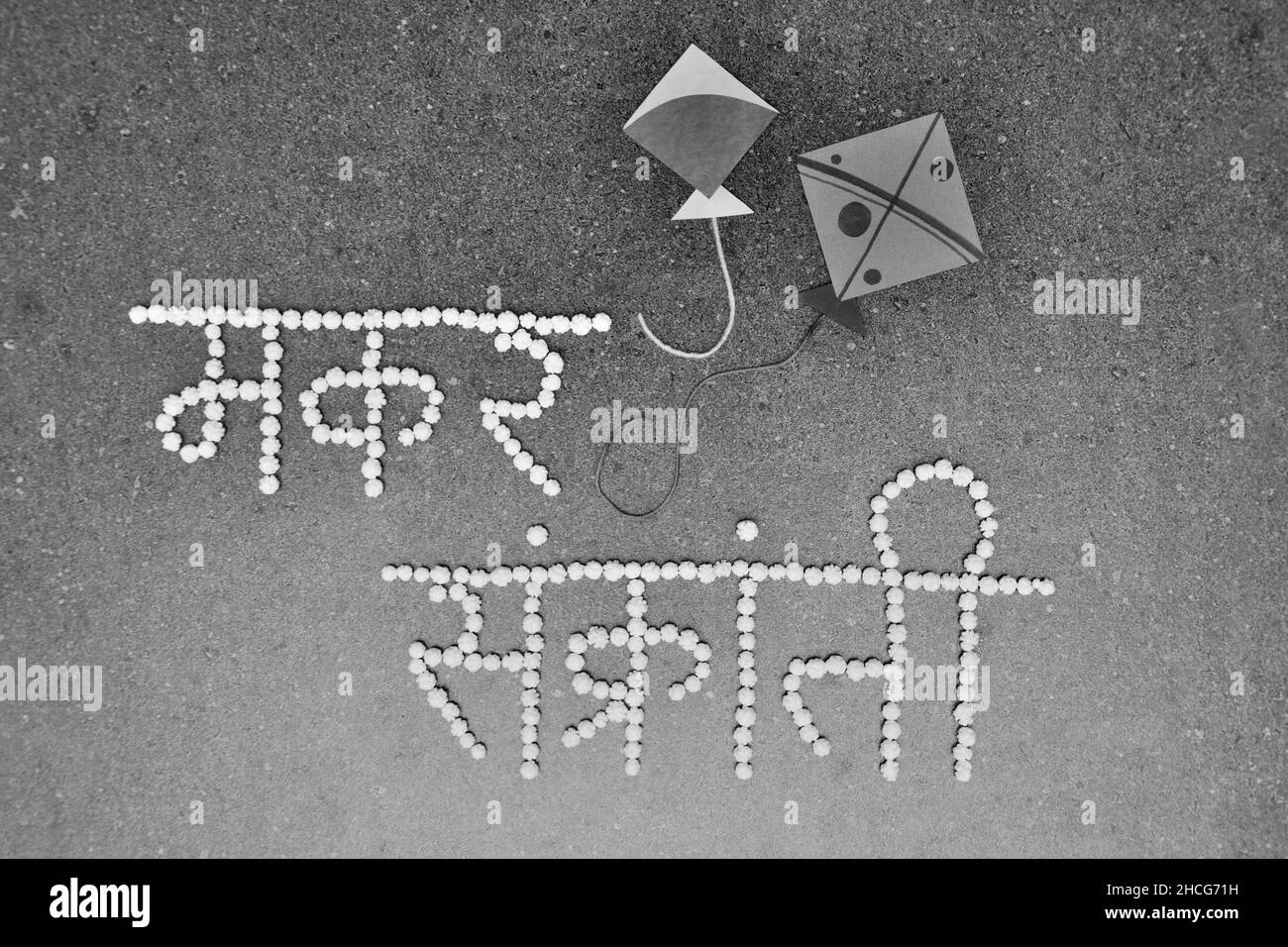 Makar Sankranti Typographie dans la police Devanagari utilisant le halwa de couleur blanche ou des boules de sucre Banque D'Images
