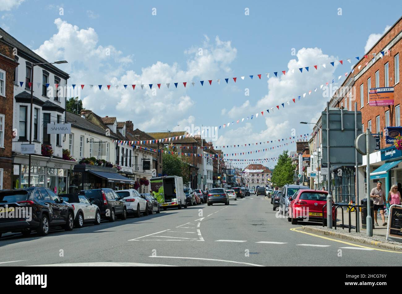 Marlow, Royaume-Uni - 19 juillet 2021 : vue sur la High Street colorée de Marlow, Buckinghamshire, par une journée ensoleillée d'été. Banque D'Images