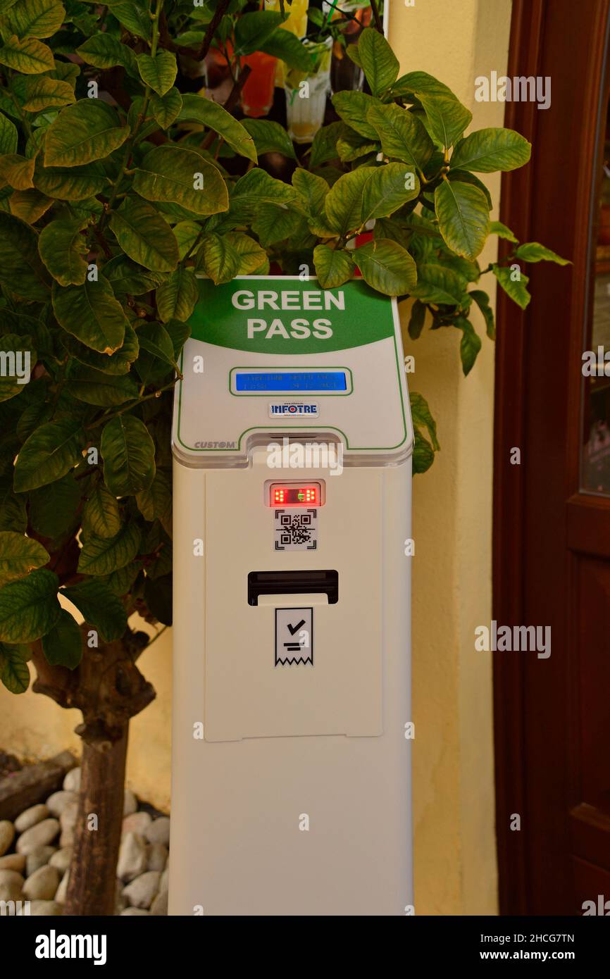Limone Sul Garda, Italie - décembre 24 2021.Un scanner Green Pass devant un restaurant à Limone Sul Garda.Une passe Super Green Pass est nécessaire pour y participer Banque D'Images