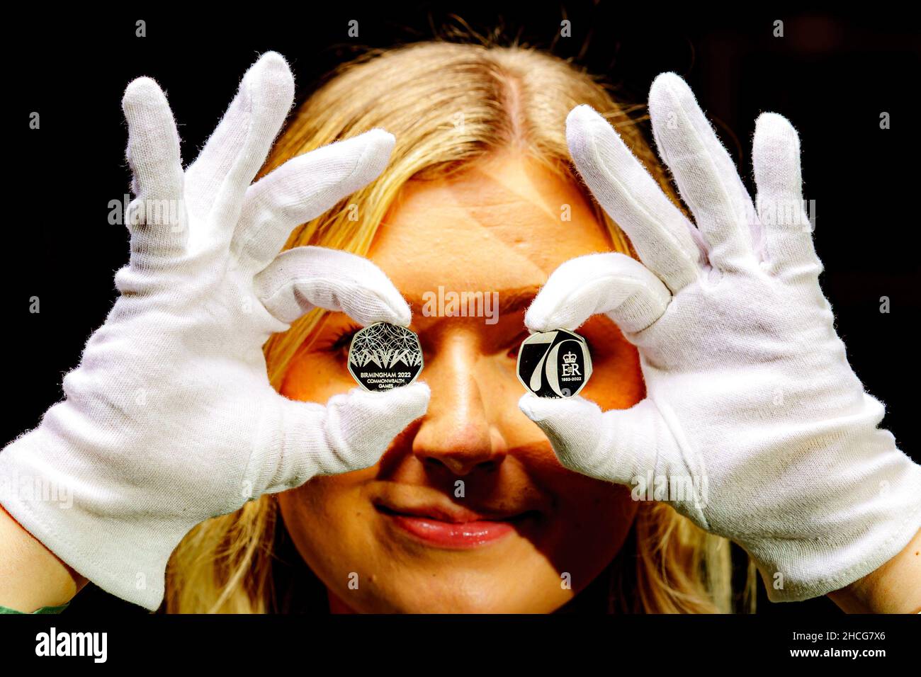 Beth Perry tient une pièce de 50p pour les Jeux du Commonwealth de Birmingham 2022 (à gauche) et un Jubilé de platine de sa Majesté la Reine 50p, dans le cadre de la sortie de cinq nouveaux modèles de pièces de monnaie de la monnaie royale pour 2022, célébrant des événements clés et des anniversaires tout au long de l'année,Y compris une couronne de 50p et une couronne de £5 pour célébrer le Jubilé de platine de la Reine.Chacune des pièces présente un nouveau design unique par un artiste commandé et le portrait de sa Majesté la Reine, conçu par Jody Clark.Date de publication : le mercredi 28 décembre 2021. Banque D'Images