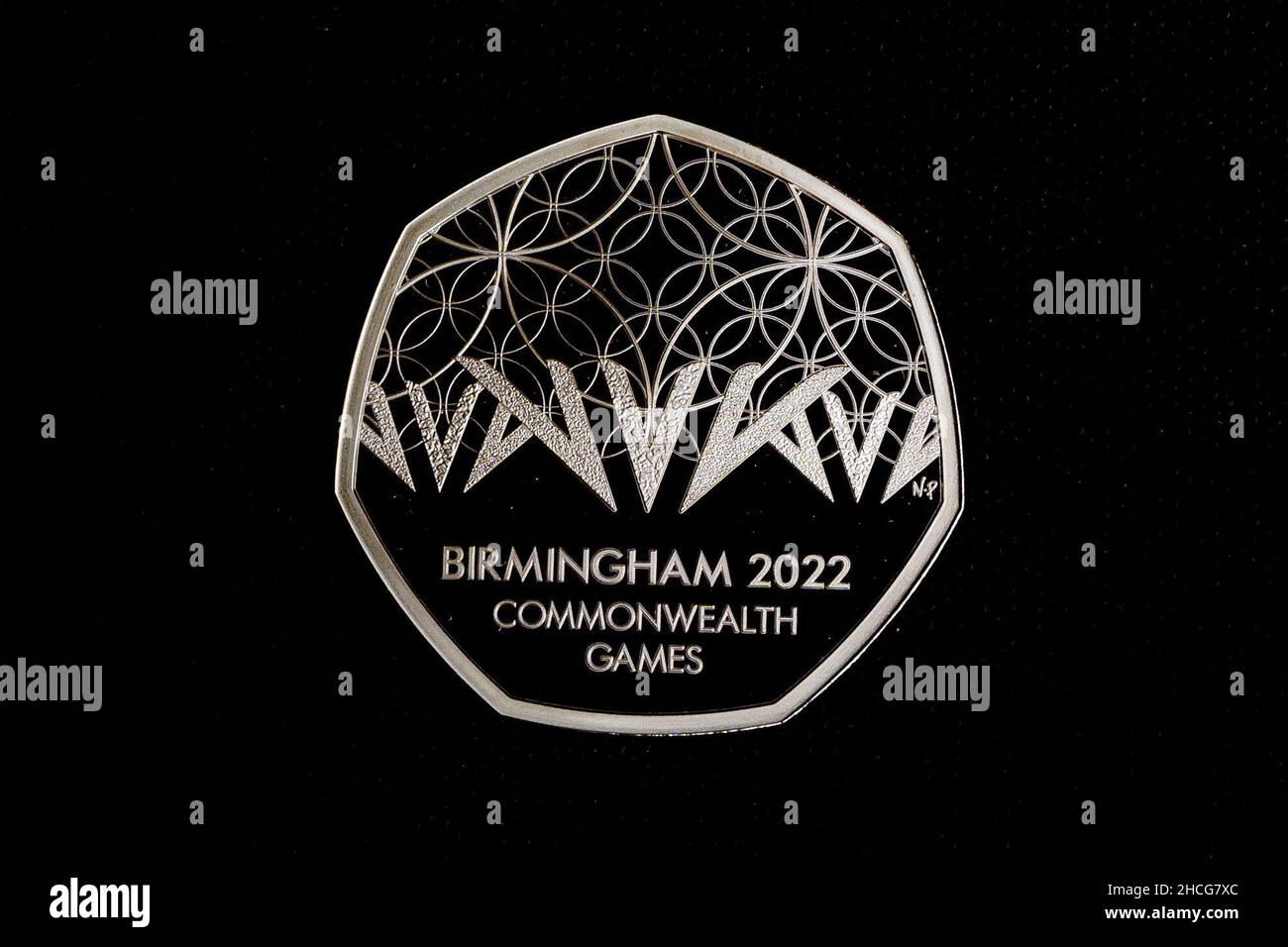A Birmingham Jeux du Commonwealth de 2022 sur une pièce de 50p, dans le cadre de la sortie de cinq nouveaux modèles de pièces de monnaie royale pour 2022, célébrant des événements clés et des anniversaires tout au long de l'année, y compris une couronne de 50p et une couronne de £5 en célébration du Jubilé de platine de la Reine.Chacune des pièces présente un nouveau design unique par un artiste commandé et le portrait de sa Majesté la Reine, conçu par Jody Clark.Date de publication : le mercredi 28 décembre 2021. Banque D'Images