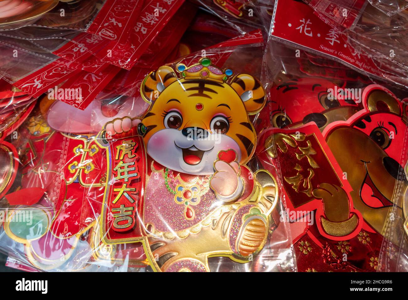 SHANGHAI, CHINE - 29 DÉCEMBRE 2021 - les citoyens achètent diverses décorations de fête et l'année des mascottes de tigre sur un marché de produits de base à Shanghai, Chine, Banque D'Images